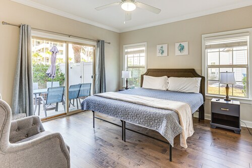 3 Mi to Pier Village: Dog-Friendly St Simons Home!