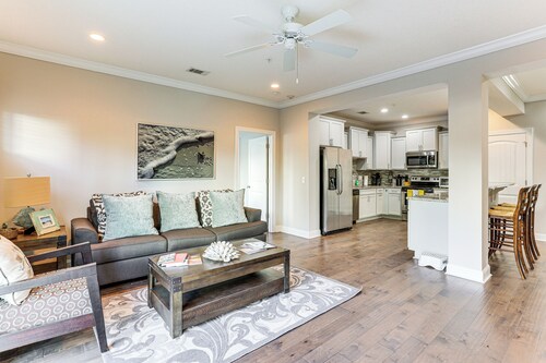 3 Mi to Pier Village: Dog-Friendly St Simons Home!