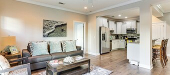 3 Mi to Pier Village: Dog-Friendly St Simons Home!