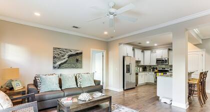 3 Mi to Pier Village: Dog-Friendly St Simons Home!
