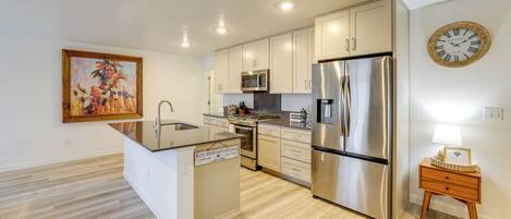 Réfrigérateur, micro-ondes, plaque de cuisson, lave-vaisselle