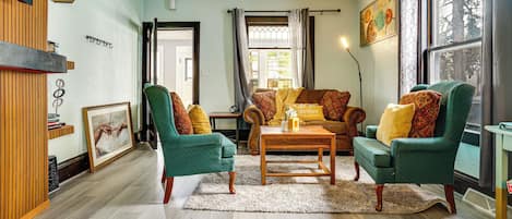 Fernseher, Kamin, Bücher