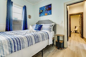 Schreibtisch, Bügeleisen/Bügelbrett, Reisekinderbett, Internetzugang
