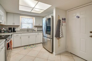 Een koelkast, een microgolfoven, een kookplaat, een vaatwasser