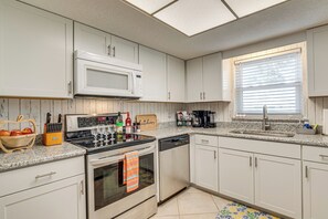 Fridge, microwave, stovetop, dishwasher - Pet-Friendly Home 12 Mi to WEC & Dtwn Ocala! (Ocala)