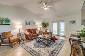 TV, books, stereo - Pet-Friendly Home 12 Mi to WEC & Dtwn Ocala! (Ocala)