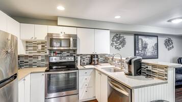 Fridge, microwave, stovetop, dishwasher