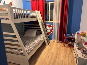 3 bedrooms, iron/ironing board, WiFi, bed sheets - Peaceful getaway by the ocean in the privacy of trees (Comox Valley A)