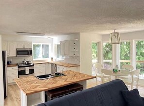 Microwave, oven, stovetop, dishwasher - Peaceful getaway by the ocean in the privacy of trees (Comox Valley A)