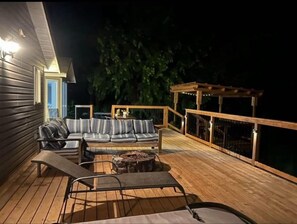 Terrace/patio - Peaceful getaway by the ocean in the privacy of trees (Comox Valley A)