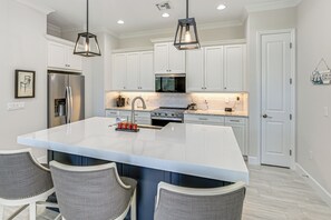 Fridge, microwave, stovetop, dishwasher - 3 Mi to Naples Beach! Couple's Resort Getaway (Naples)