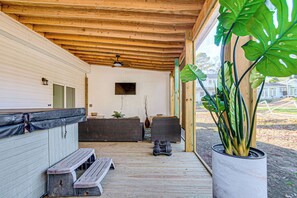 Terrace/patio - Artist’s Retreat w/ Deck! 5 Mi to Dtwn Durham (Durham)