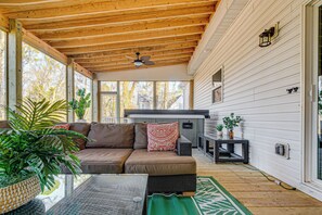 Interior - Artist’s Retreat w/ Deck! 5 Mi to Dtwn Durham (Durham)