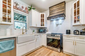 Fridge, microwave, stovetop, dishwasher - Artist’s Retreat w/ Deck! 5 Mi to Dtwn Durham (Durham)