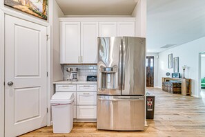 Interior - Artist’s Retreat w/ Deck! 5 Mi to Dtwn Durham (Durham)