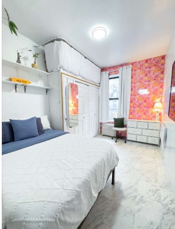 1 bedroom, bed sheets