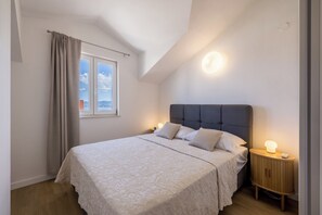 2 bedrooms, iron/ironing board, Internet, bed sheets - Stay @ Bolotel for families -20 percent on Zlatnirat-bol com (Bol)