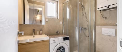 Dusche, Haartrockner, Handtücher, Toilettenpapier
