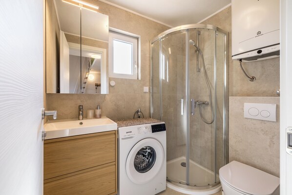 Shower, hair dryer, towels, toilet paper - Stay @ Bolotel for families -20 percent on Zlatnirat-bol com (Bol)