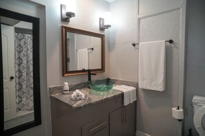 Towels, toilet paper - Comfortable stay in a prime Houston loc, close to the iconic Galleria Mall Post. (Houston)