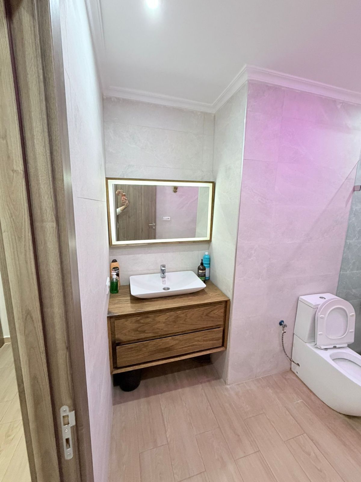 Douche, serviettes fournies, savon, papier toilette