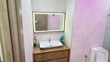 Douche, serviettes fournies, savon, papier toilette