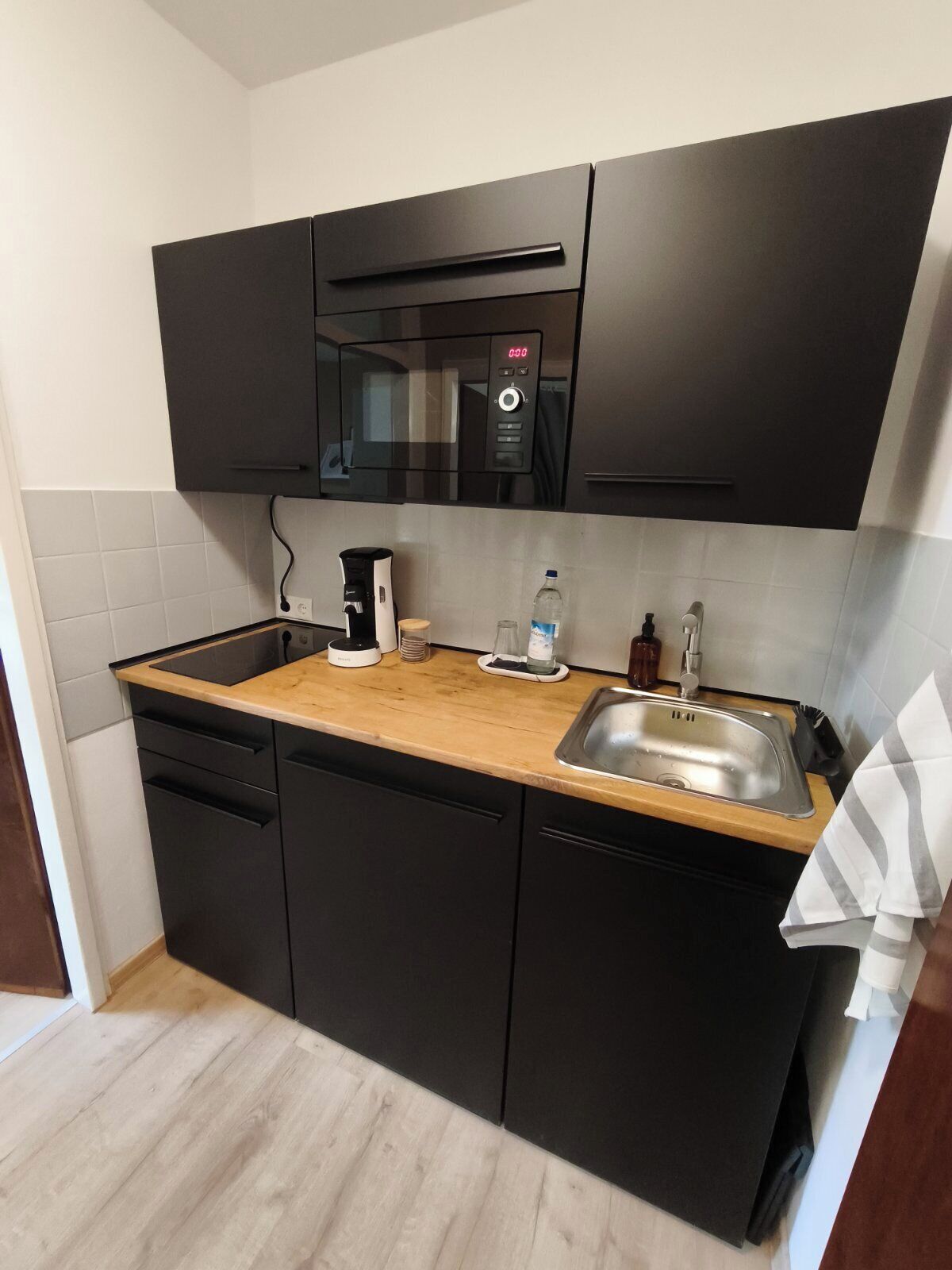 Kühlschrank, Mikrowelle, Herdplatte, Wasserkocher mit Kaffee-/Teezubehör