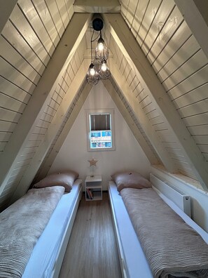 3 bedrooms, travel cot, free WiFi, bed sheets - Chalet on the Biggesee (Olpe)