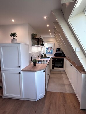 Jääkaappi, mikroaaltouuni, uuni, liesi