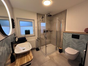 Shower, hair dryer, towels, soap - Chalet on the Biggesee (Olpe)