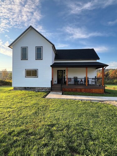 Serene 3-bedroom modern farmhouse across from working Amish farm.