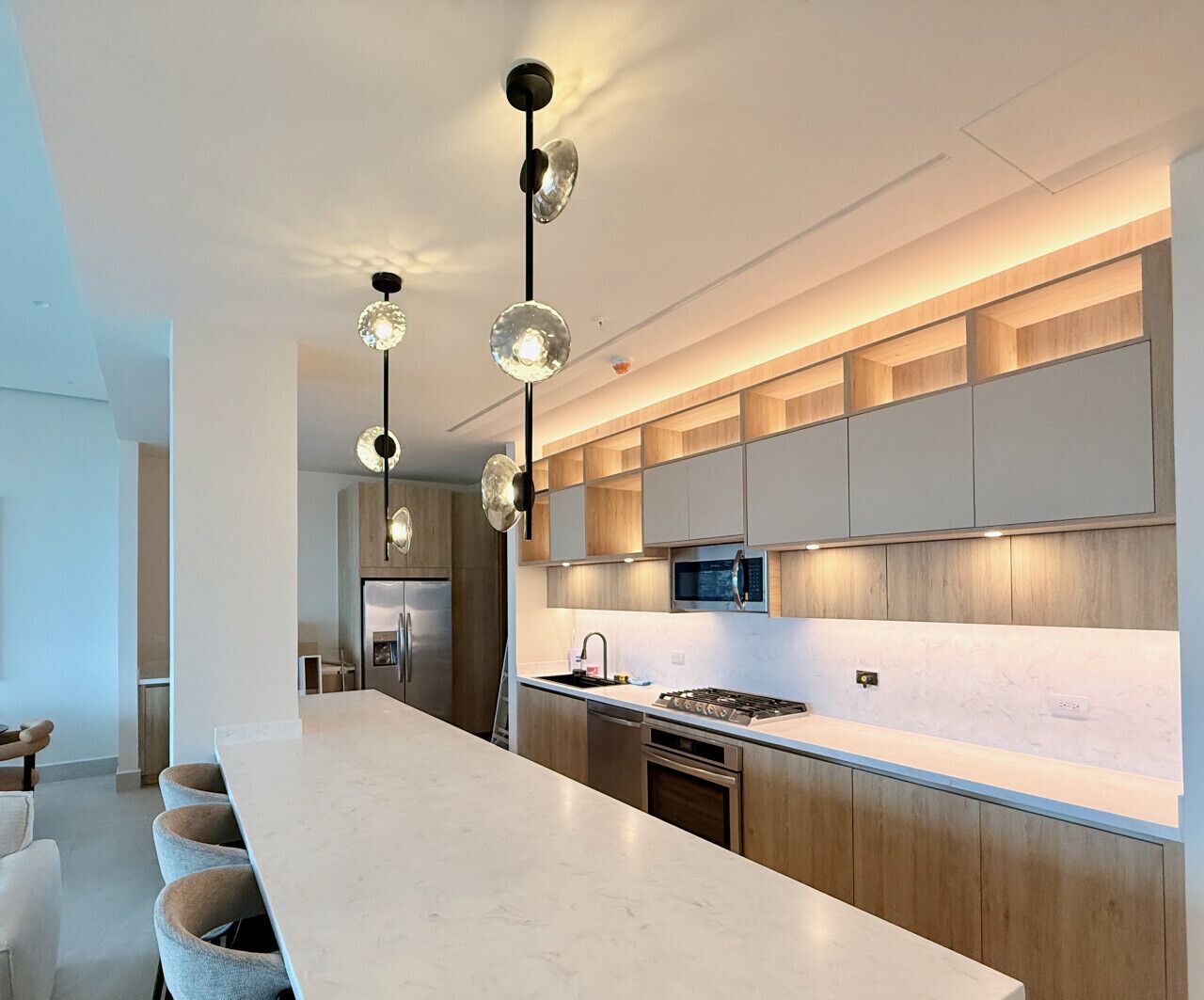 Een koelkast, een microgolfoven, een oven, een kookplaat