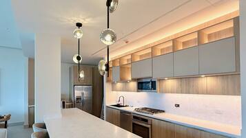 Een koelkast, een microgolfoven, een oven, een kookplaat