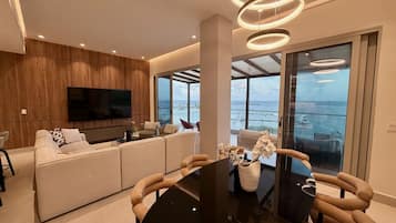 Una televisión, una mesa de tenis de mesa
