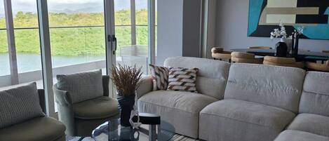 Télévision, table de tennis de table