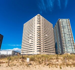 Exterior - ★★★★★ Sleeps 7✓ Oceanfront✓ Linens &Towels✓ Smart TVs✓ Pool ✓ (Ocean City)