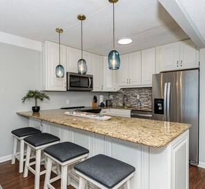 Private kitchen - ★★★★★ Sleeps 7✓ Oceanfront✓ Linens &Towels✓ Smart TVs✓ Pool ✓ (Ocean City)