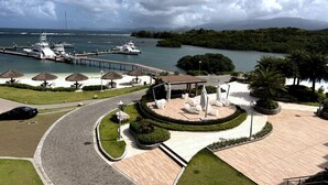 Marina com barcos, área de estar coberta e calçada.