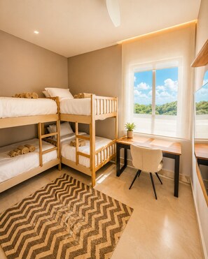 Une chambre avec un lit superposé, un bureau et une chaise, une plante en pot et une vue sur l’extérieur.