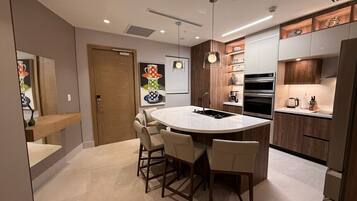 Refrigerador, microondas, horno y parrilla de estufa