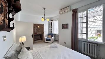 4 bedrooms, iron/ironing board, free WiFi, bed sheets