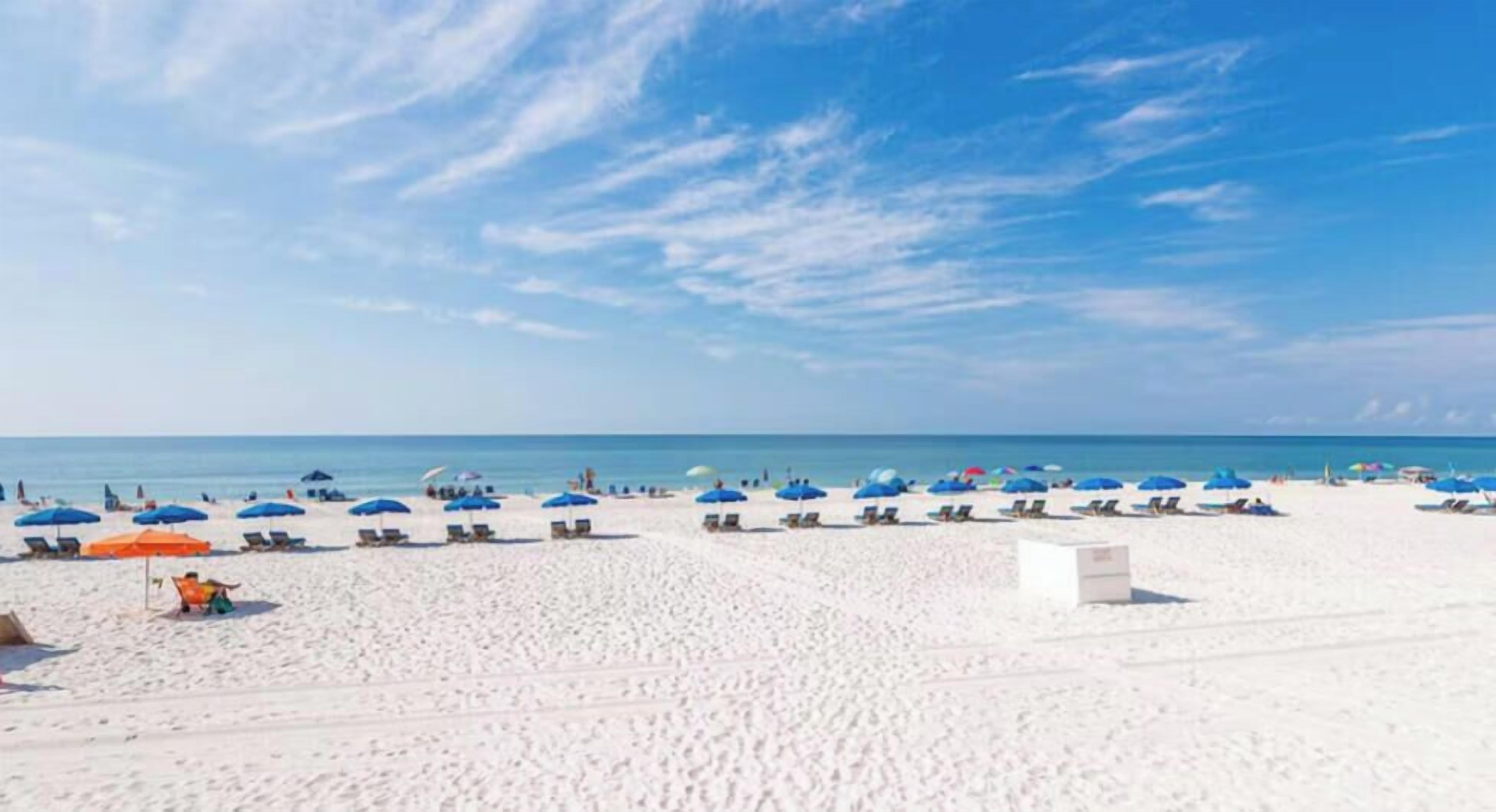 En la playa, camastros y toallas de playa 