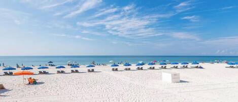 En la playa, camastros y toallas de playa