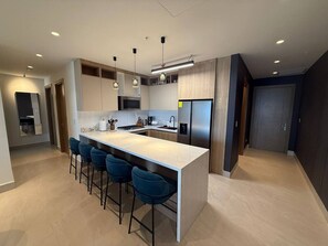 Køleskab, mikrobølgeovn, ovn, kogeplade