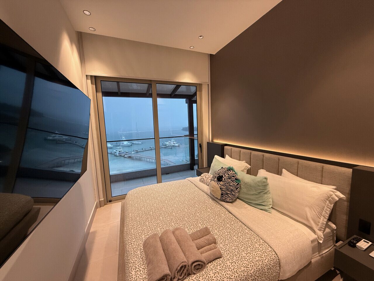 Desk, iron/ironing board, WiFi, bed sheets