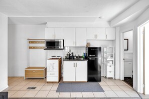 Private kitchen - One bedroom apartment in Little Italy (Toronto)