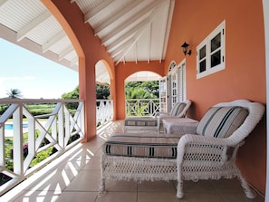 Terrace/patio - Calabash House | 4BR Spacious Family Villa (Lowlands)