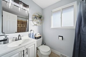 Shower, hair dryer, towels, toilet paper - Near Downtown 3bed 2 bath>Explore Denver! (Denver)