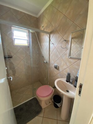 Serviettes fournies, savon, papier toilette