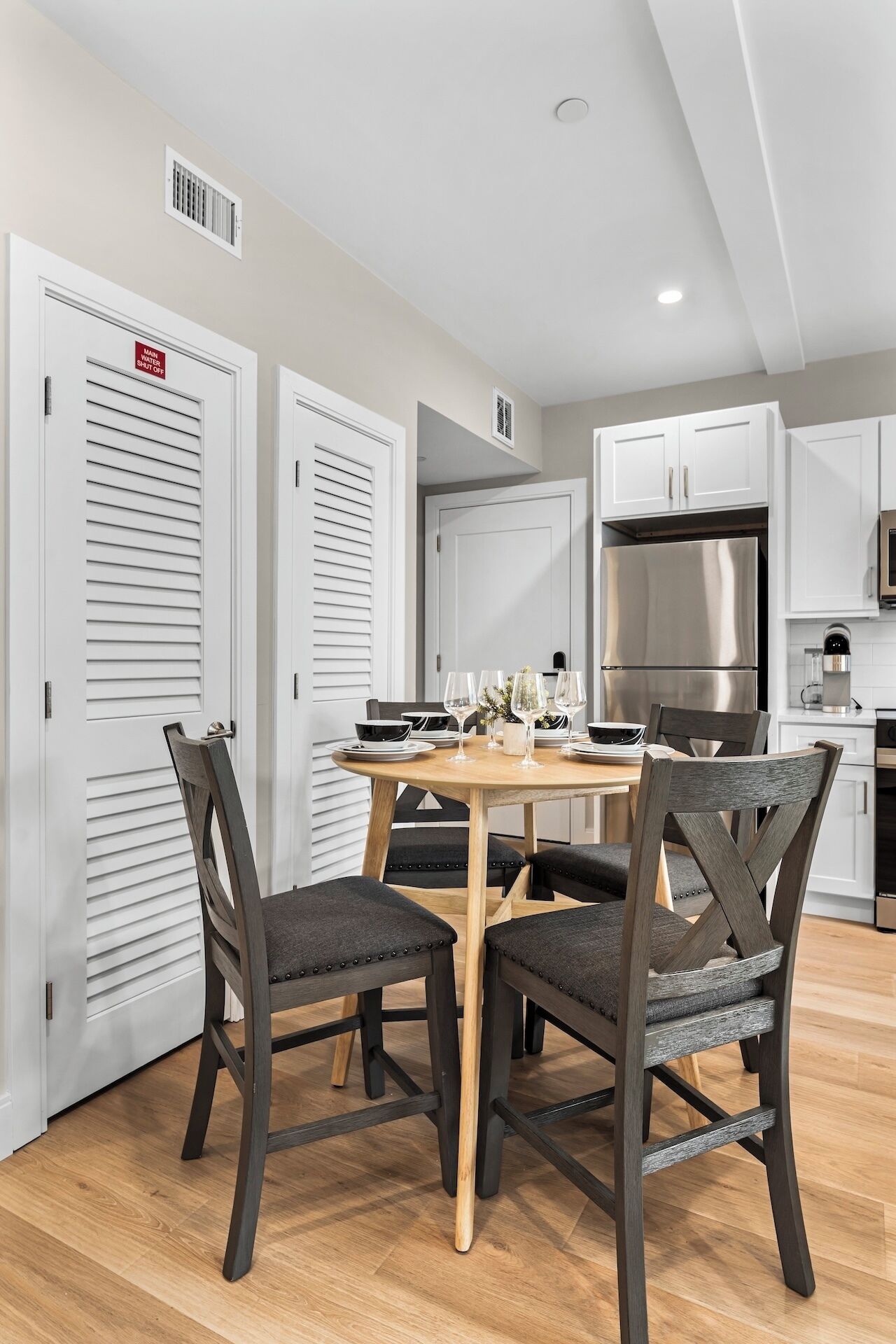 Apartment, 2 Bedrooms | Dining